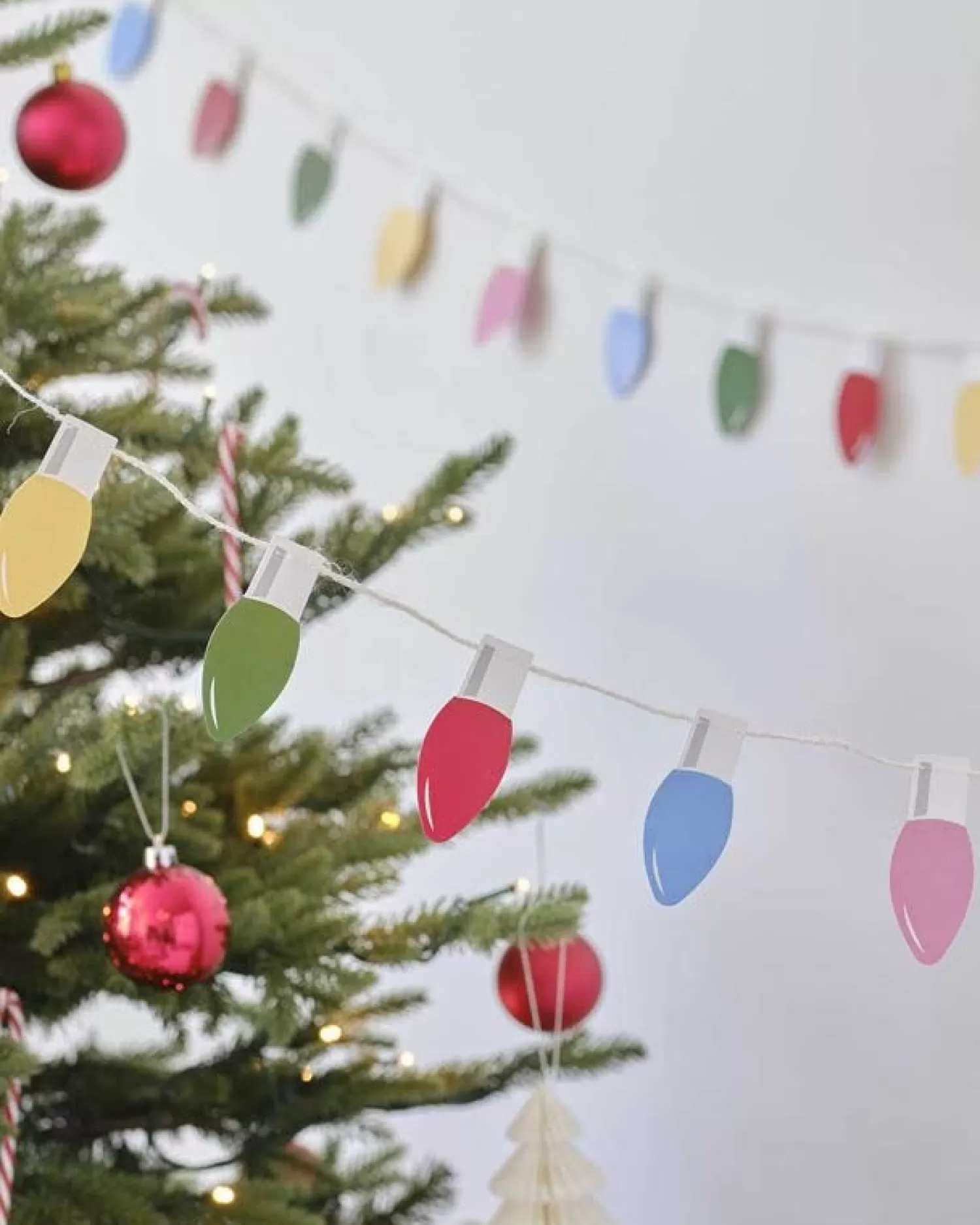 Multi-Coloured Christmas Lights Paper Garland - 5M<Party Delights Store