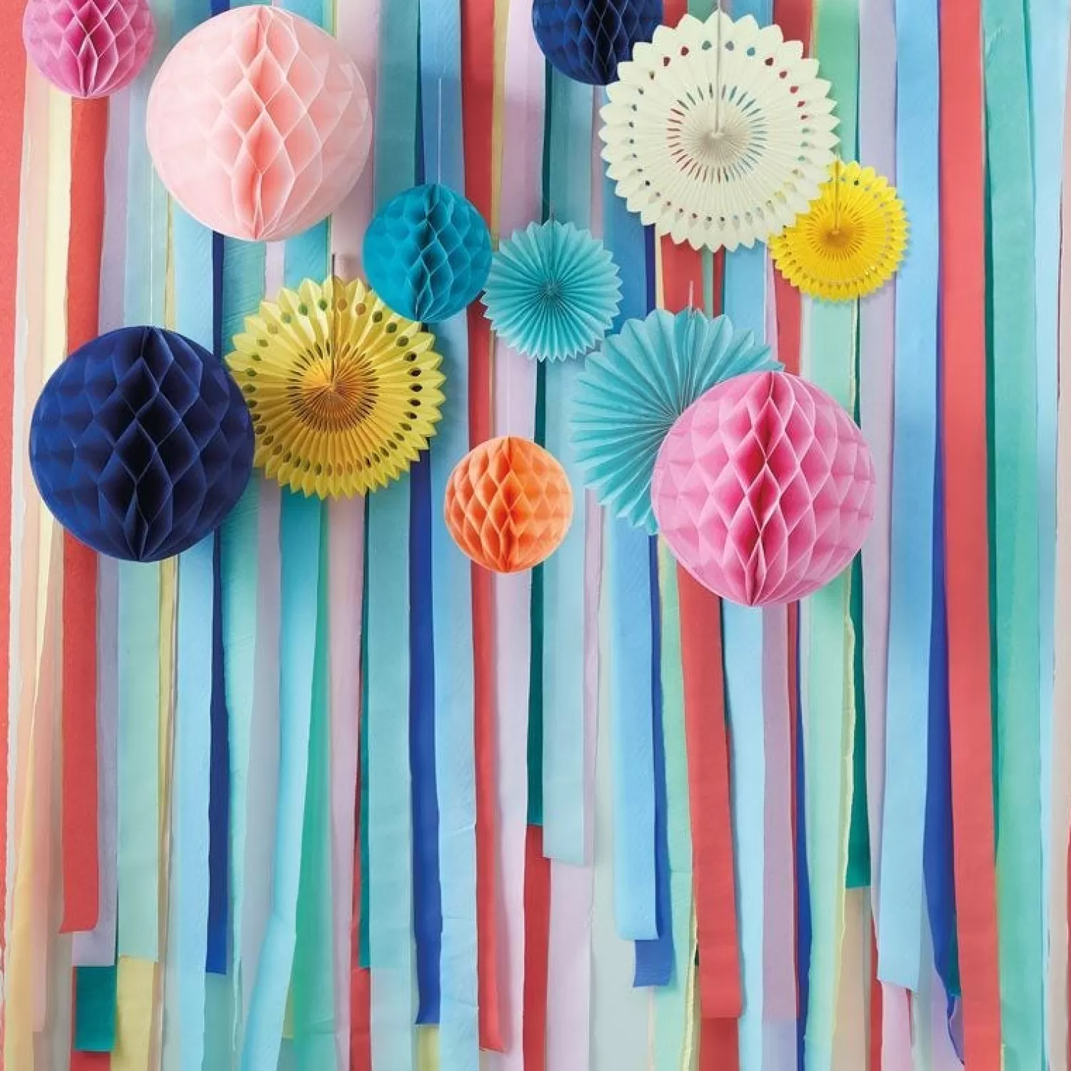 Outlet Party Delights Multicoloured Streamer Backdrop With Honeycombs & Fans